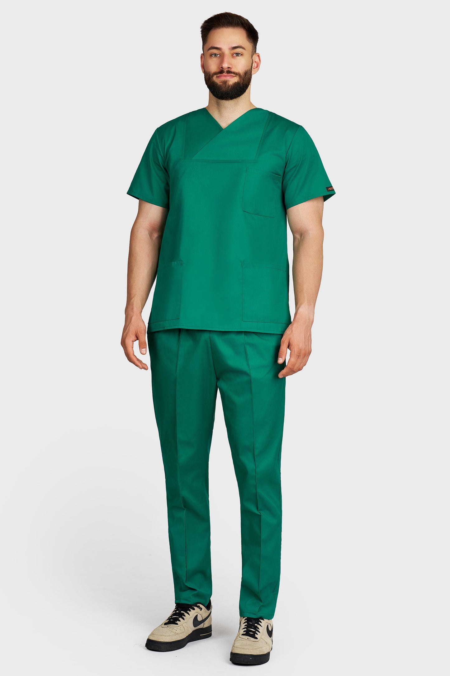 Costum medical barbati verde - bluza medicala Victoria si pantaloni Alisa, vedere din fata - AKITEX