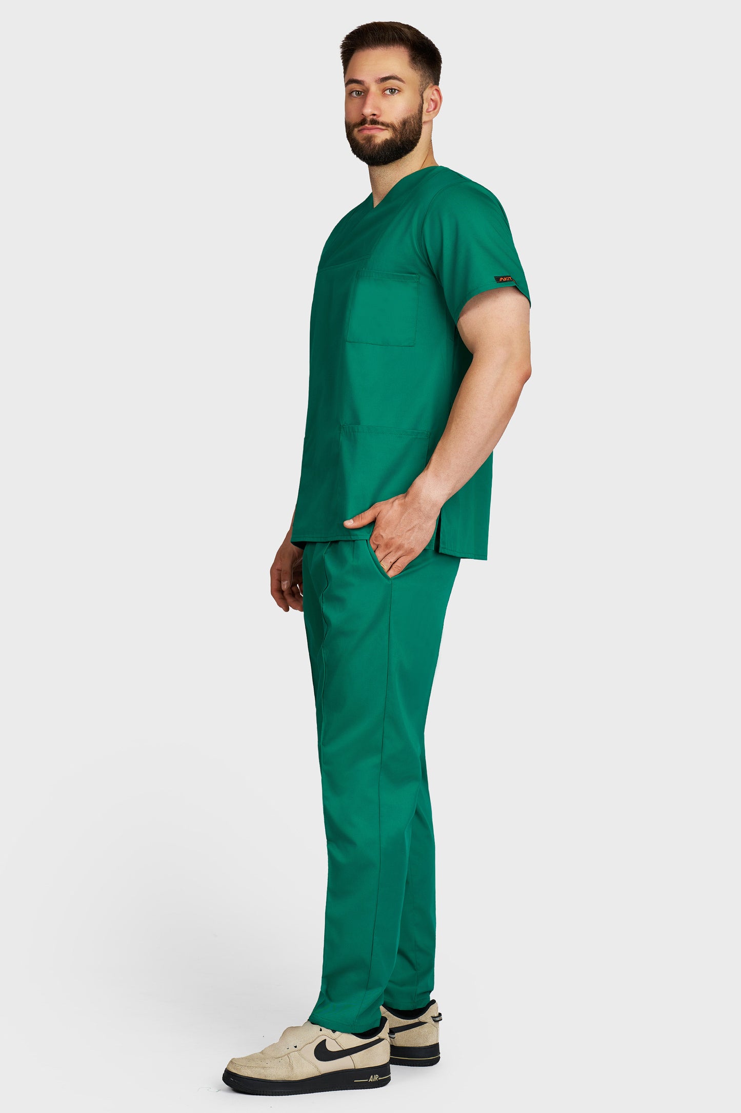 Costum medical barbati verde - bluza medicala Victoria si pantaloni Alisa, vedere laterala - AKITEX