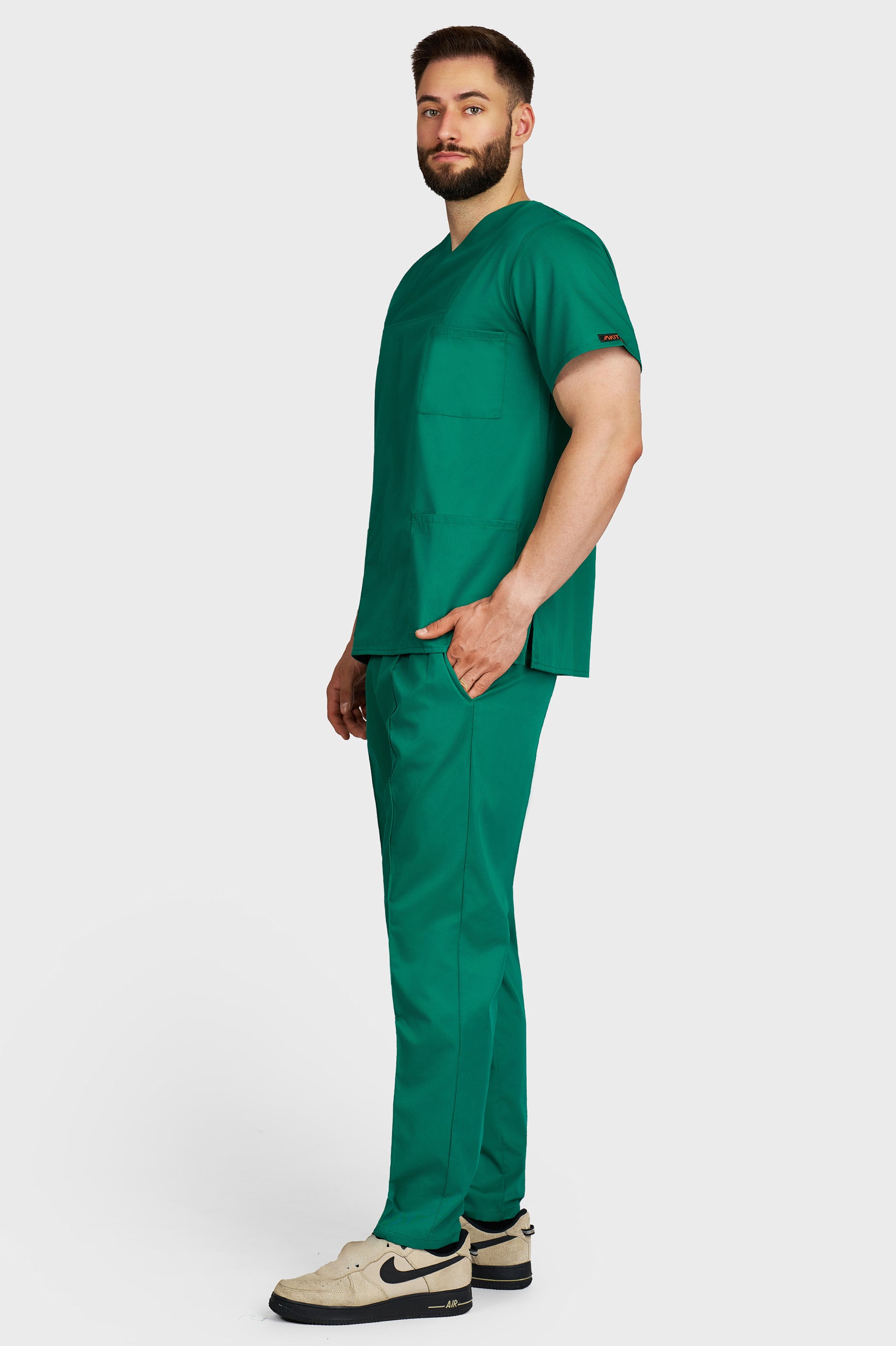 Costum medical barbati verde - bluza medicala Victoria si pantaloni Alisa, vedere laterala - AKITEX