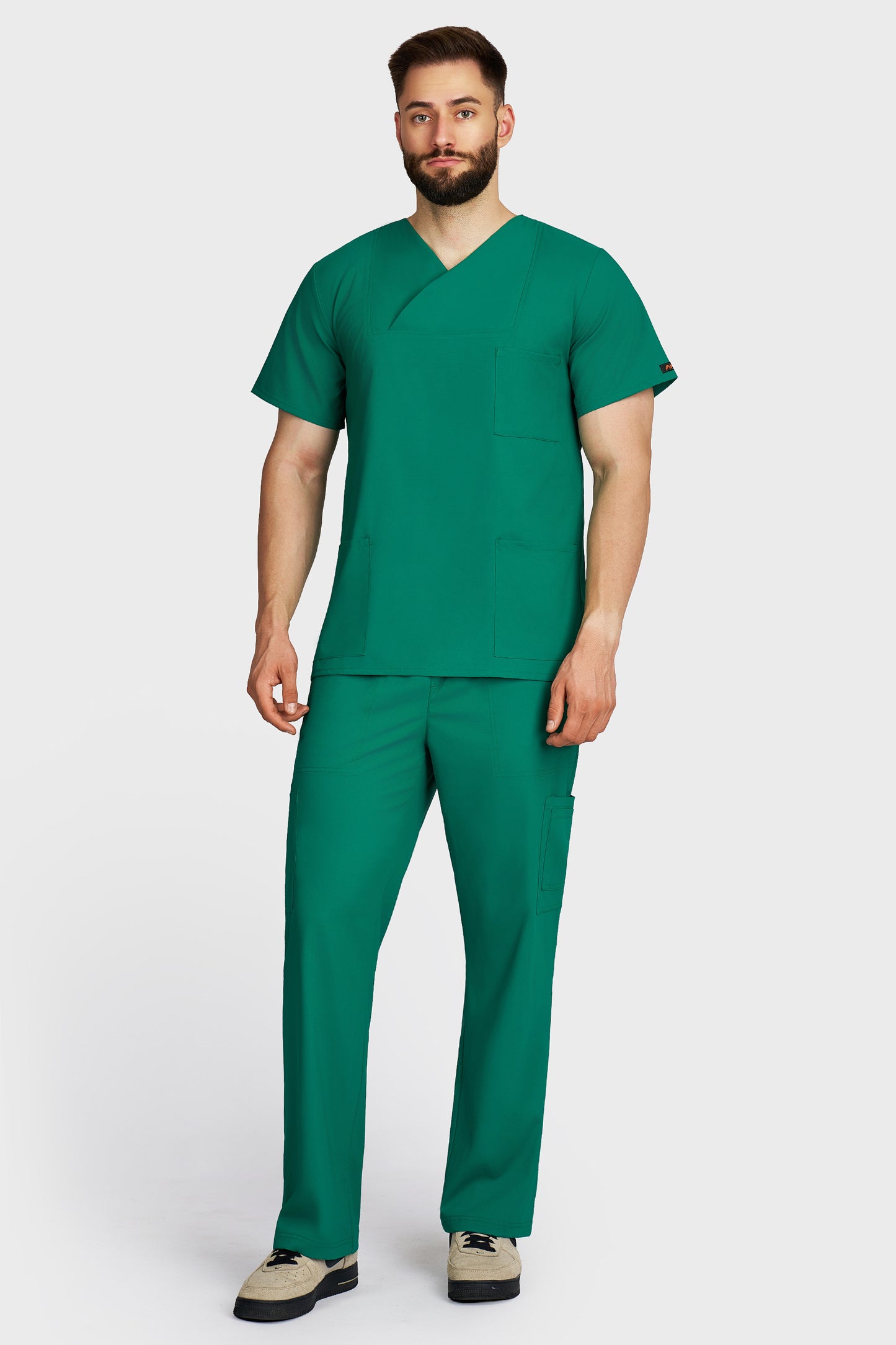 Costum medical barbati verde - bluza medicala Victoria si pantaloni cargo, material microstretch antimicrobian, vedere din fata - AKITEX