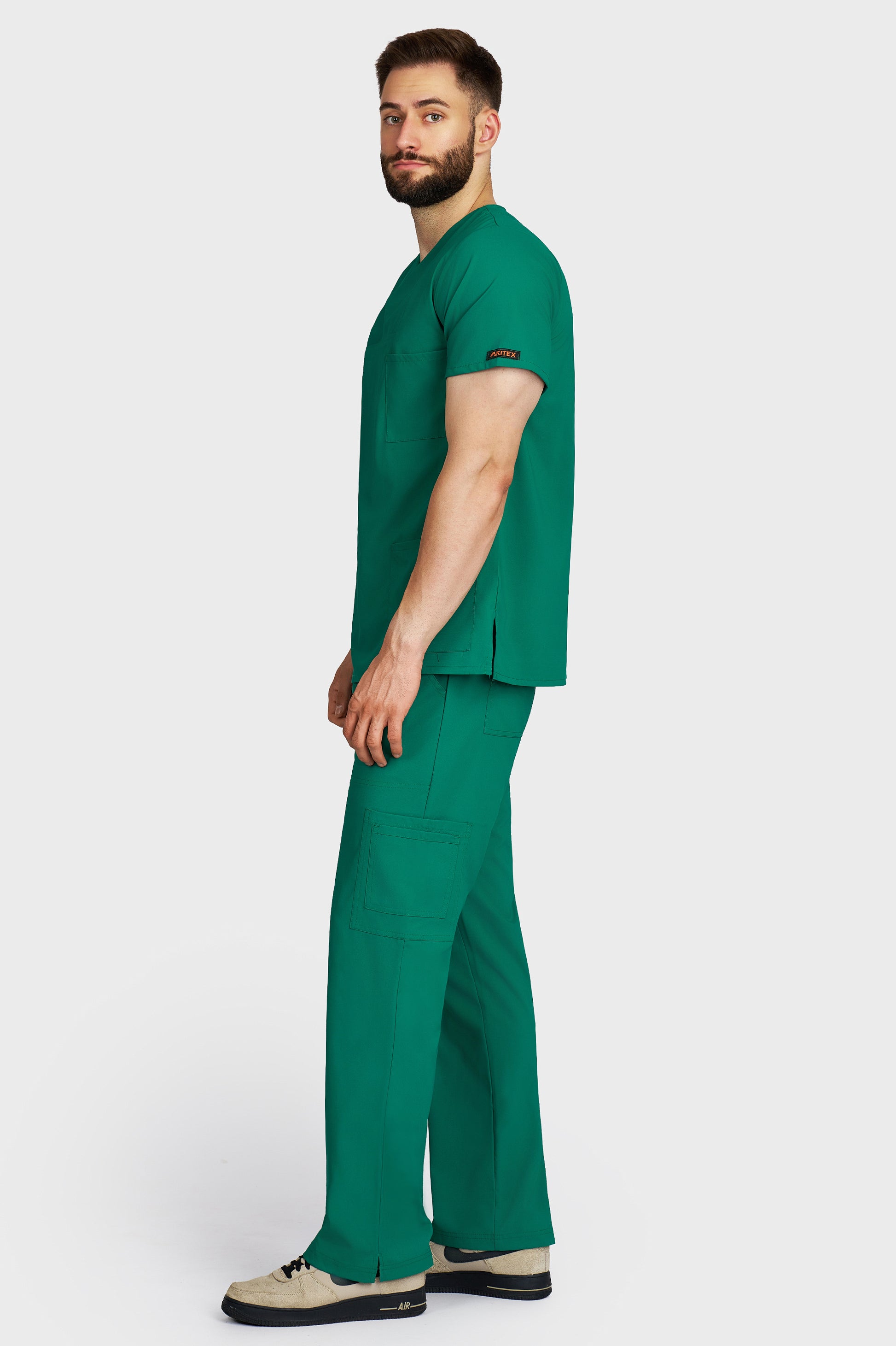Costum medical barbati verde - bluza medicala Victoria si pantaloni cargo, material microstretch antimicrobian, vedere laterala - AKITEX