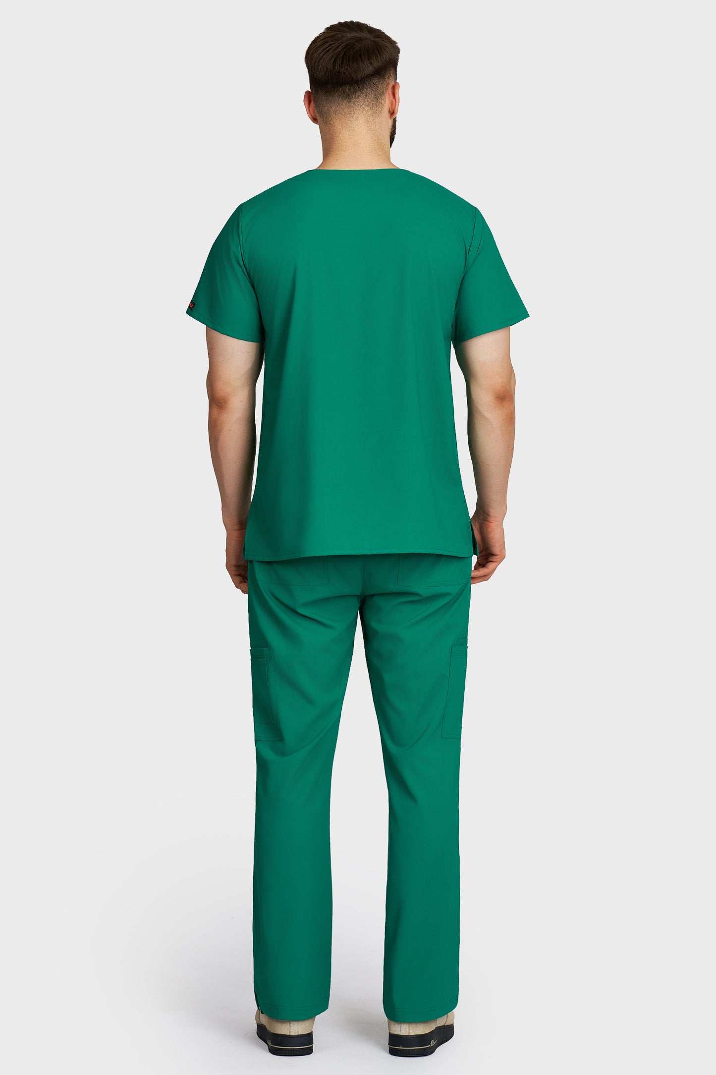Costum medical barbati verde - bluza medicala Victoria si pantaloni cargo, material microstretch antimicrobian, vedere din spate - AKITEX