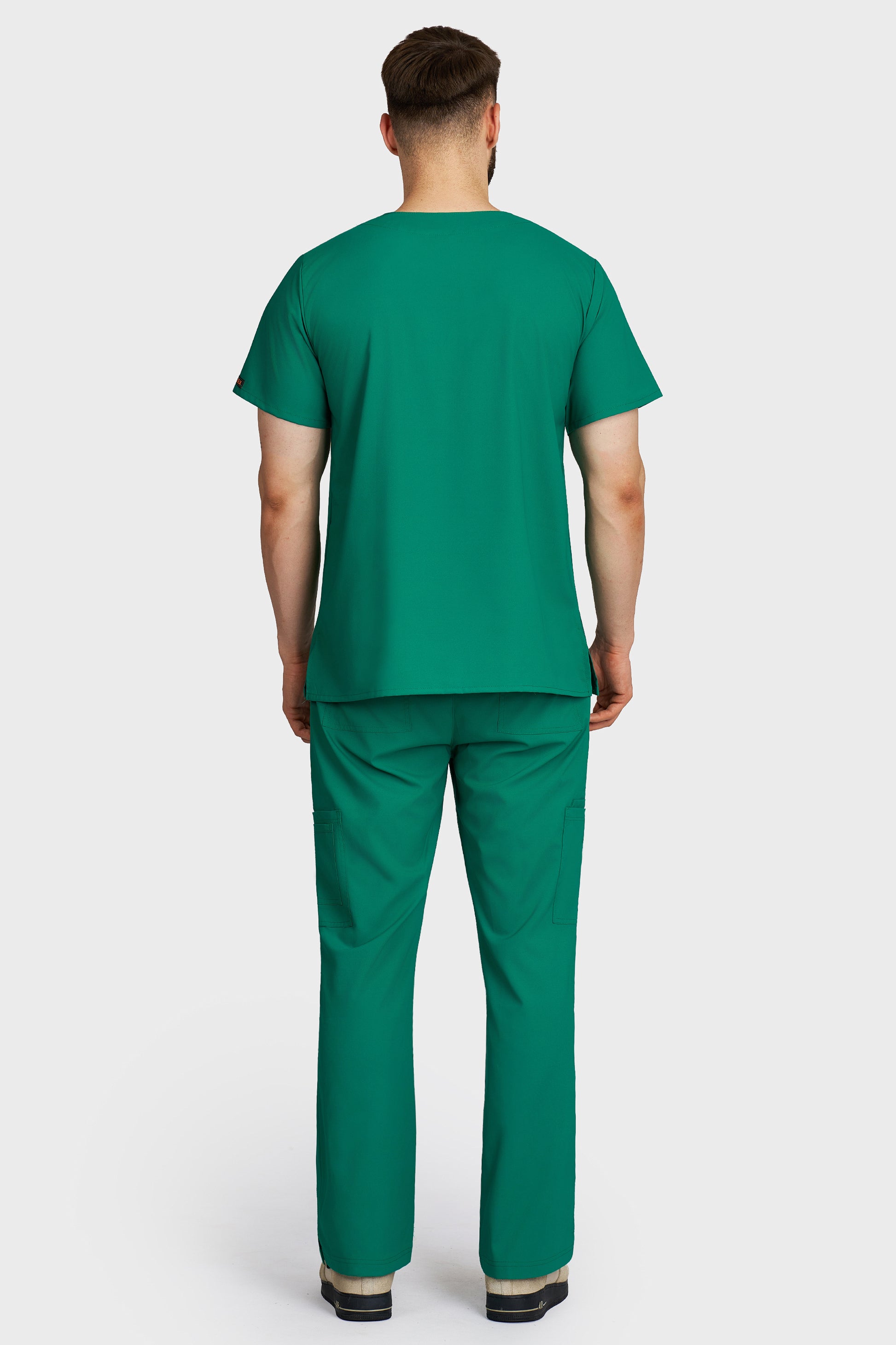 Costum medical barbati verde - bluza medicala Victoria si pantaloni cargo, material microstretch antimicrobian, vedere din spate - AKITEX