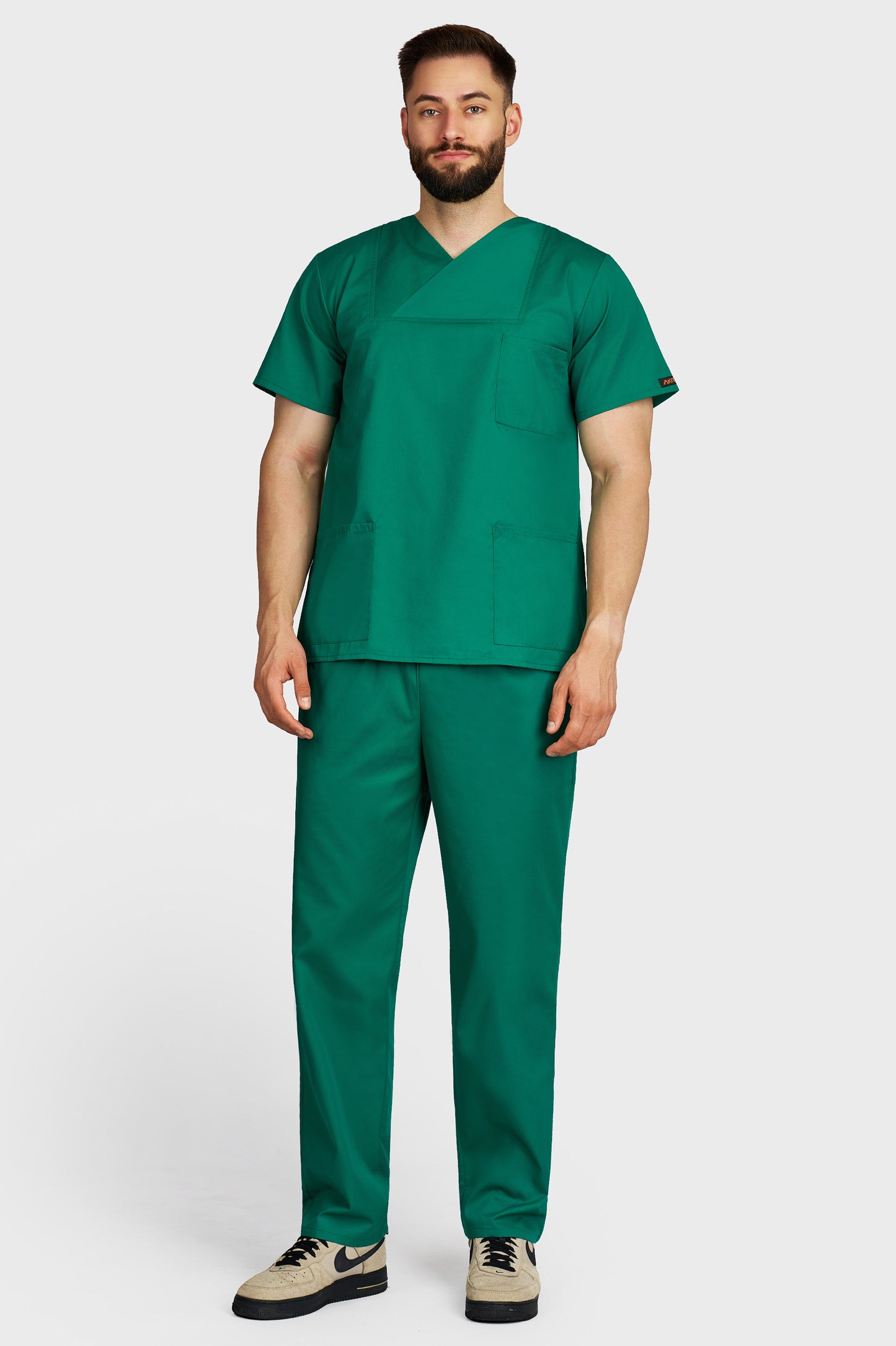 Costum medical barbati verde - bluza medicala Victoria si pantaloni cu elastic si snur, vedere din fata - AKITEX