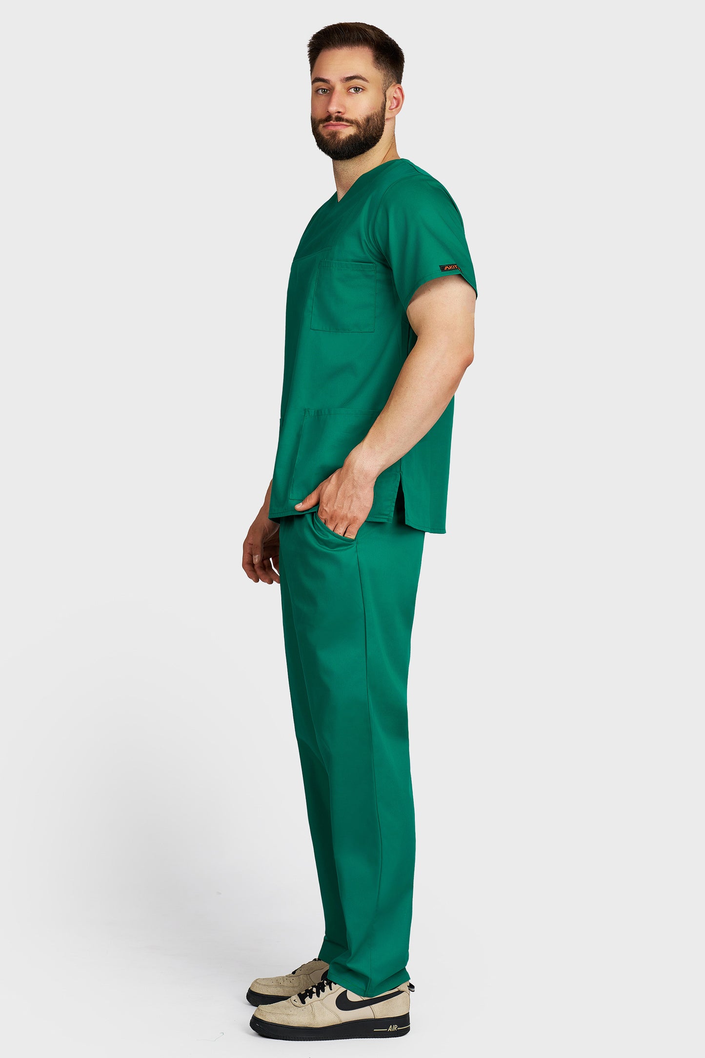 Costum medical barbati verde - bluza medicala Victoria si pantaloni cu elastic si snur, vedere laterala - AKITEX