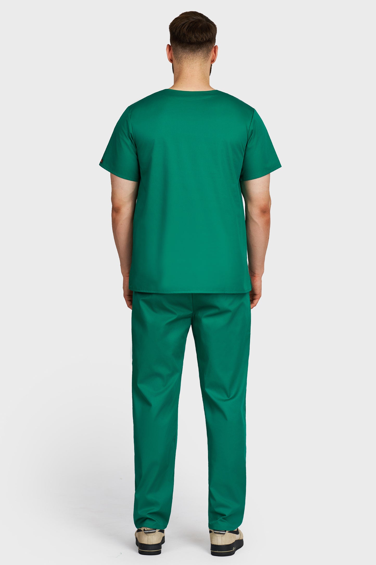 Costum medical barbati verde - bluza medicala Victoria si pantaloni cu elastic si snur, vedere din spate - AKITEX