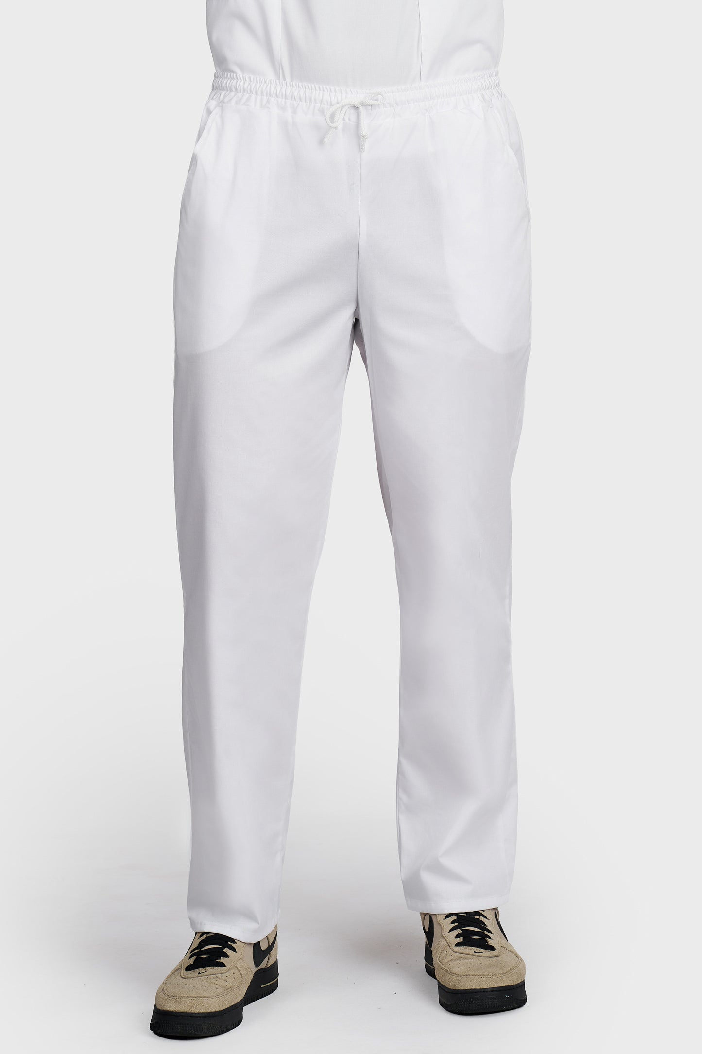 Pantaloni medicali barbati cu elastic si snur alb - vedere din fata - AKITEX
