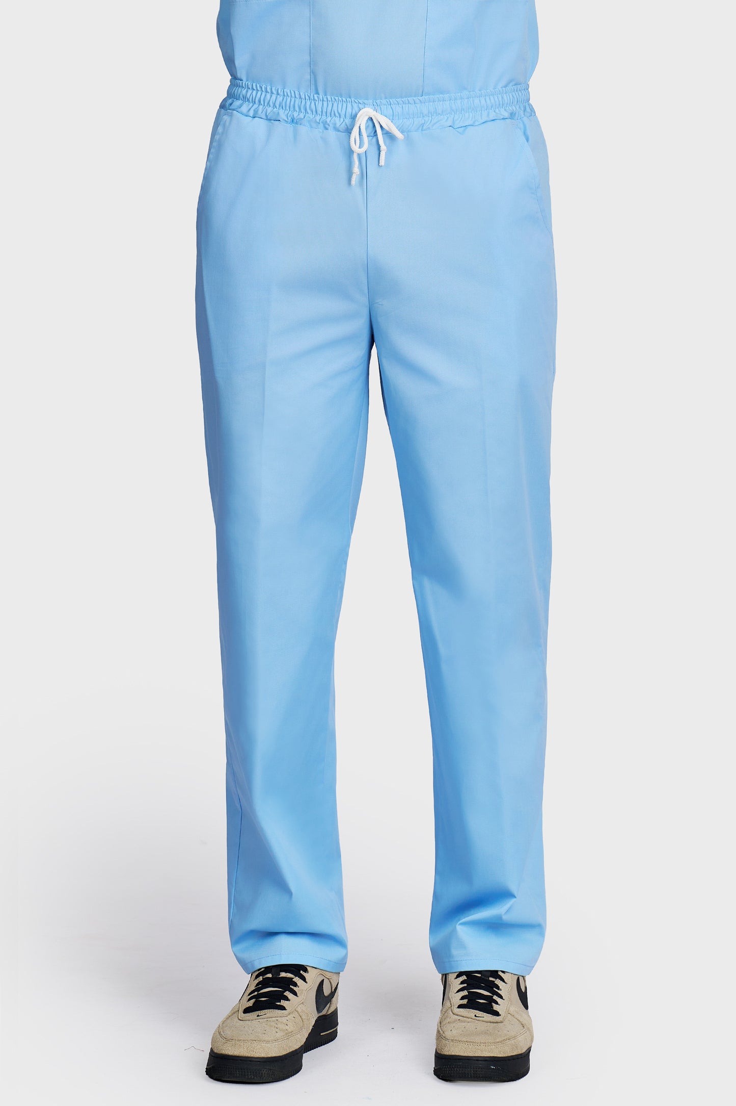 Pantaloni medicali barbati cu elastic si snur bleu deschis - vedere din fata - AKITEX
