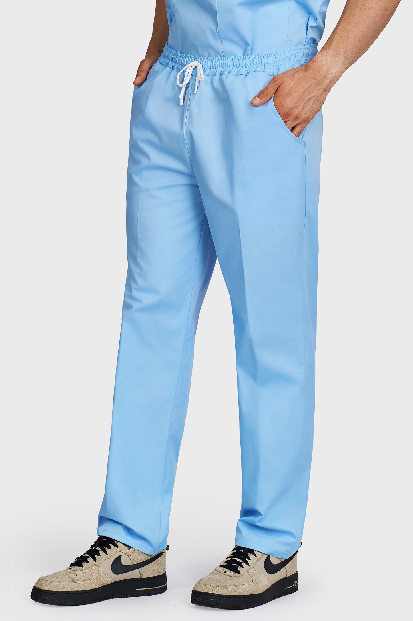 Pantaloni medicali barbati cu elastic si snur bleu deschis - vedere laterala - AKITEX