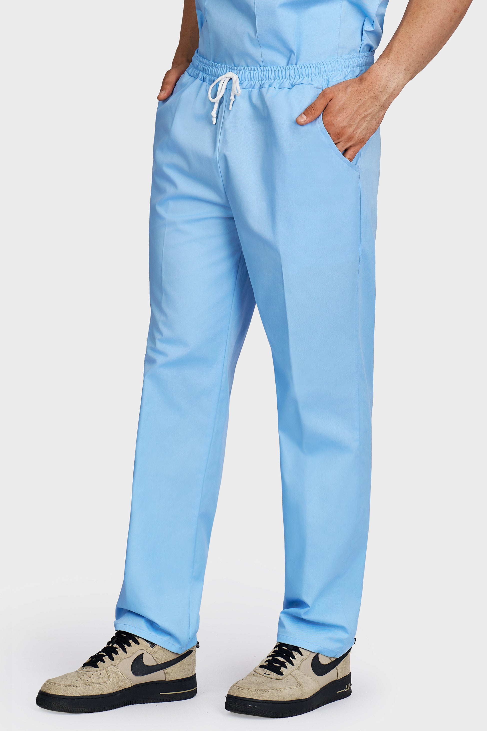 Pantaloni medicali barbati cu elastic si snur bleu deschis - vedere laterala - AKITEX