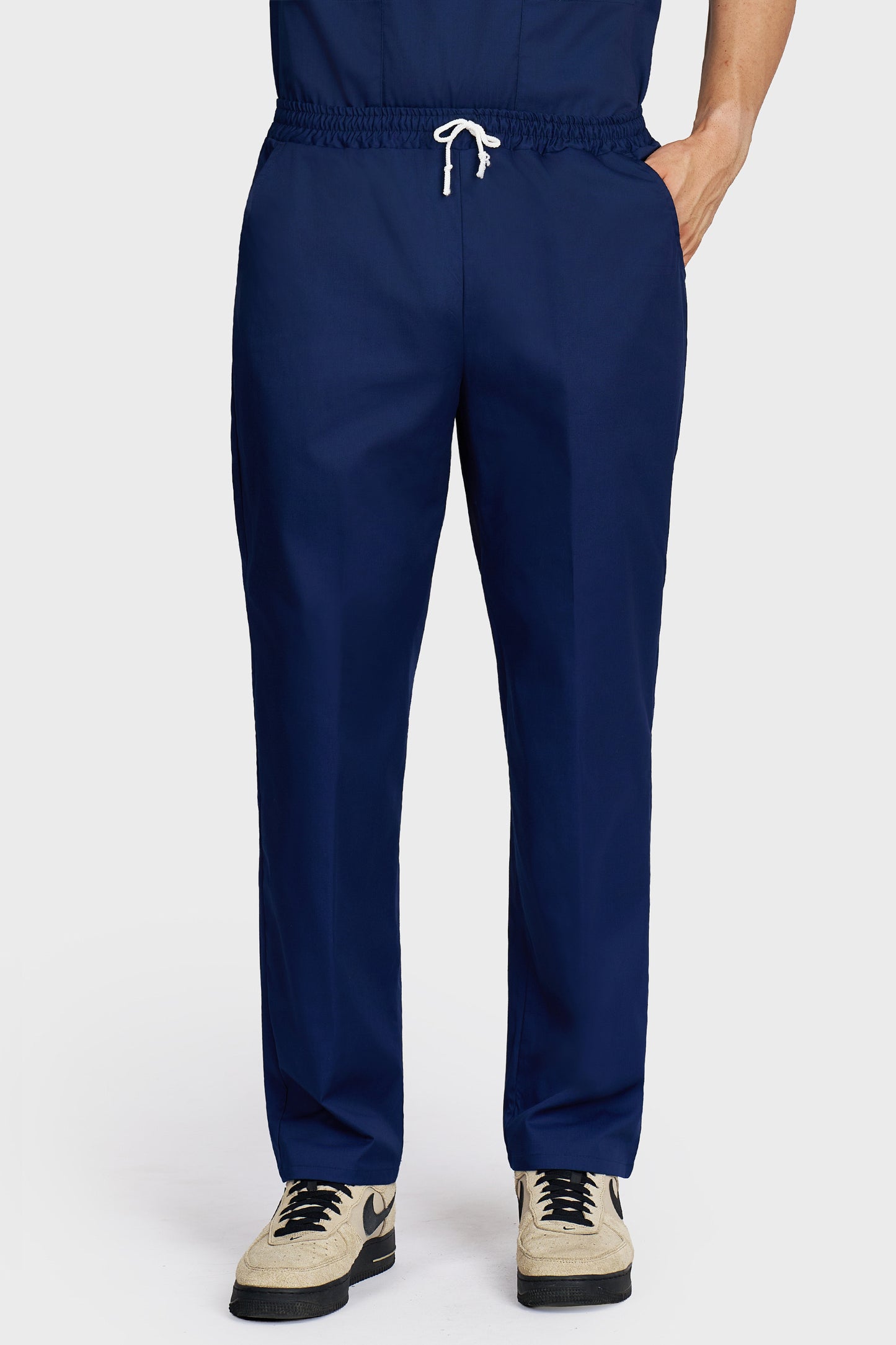 Pantaloni medicali barbati cu elastic si snur bleumarin - vedere din fata - AKITEX