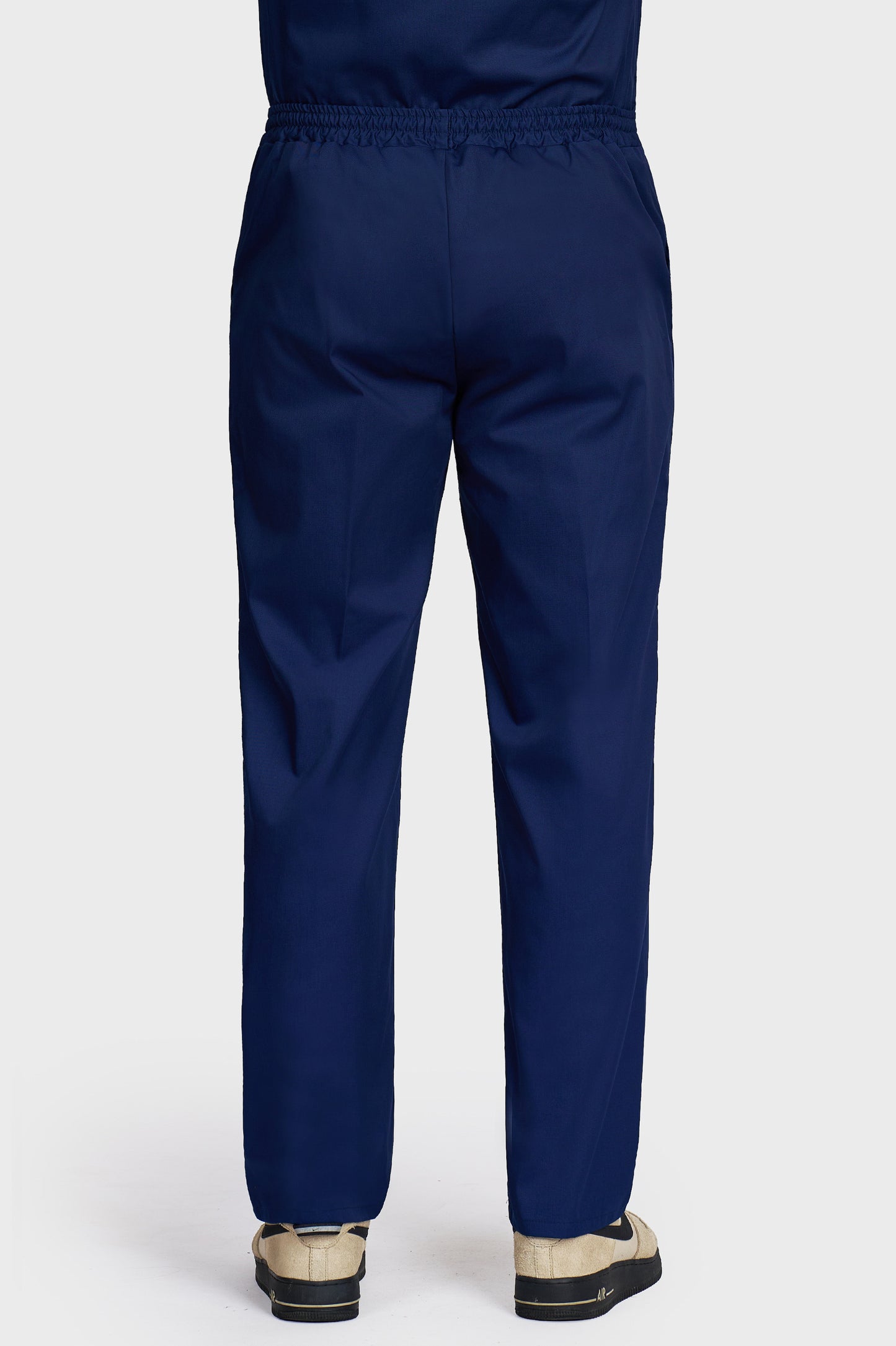 Pantaloni medicali barbati cu elastic si snur bleumarin - vedere din spate - AKITEX