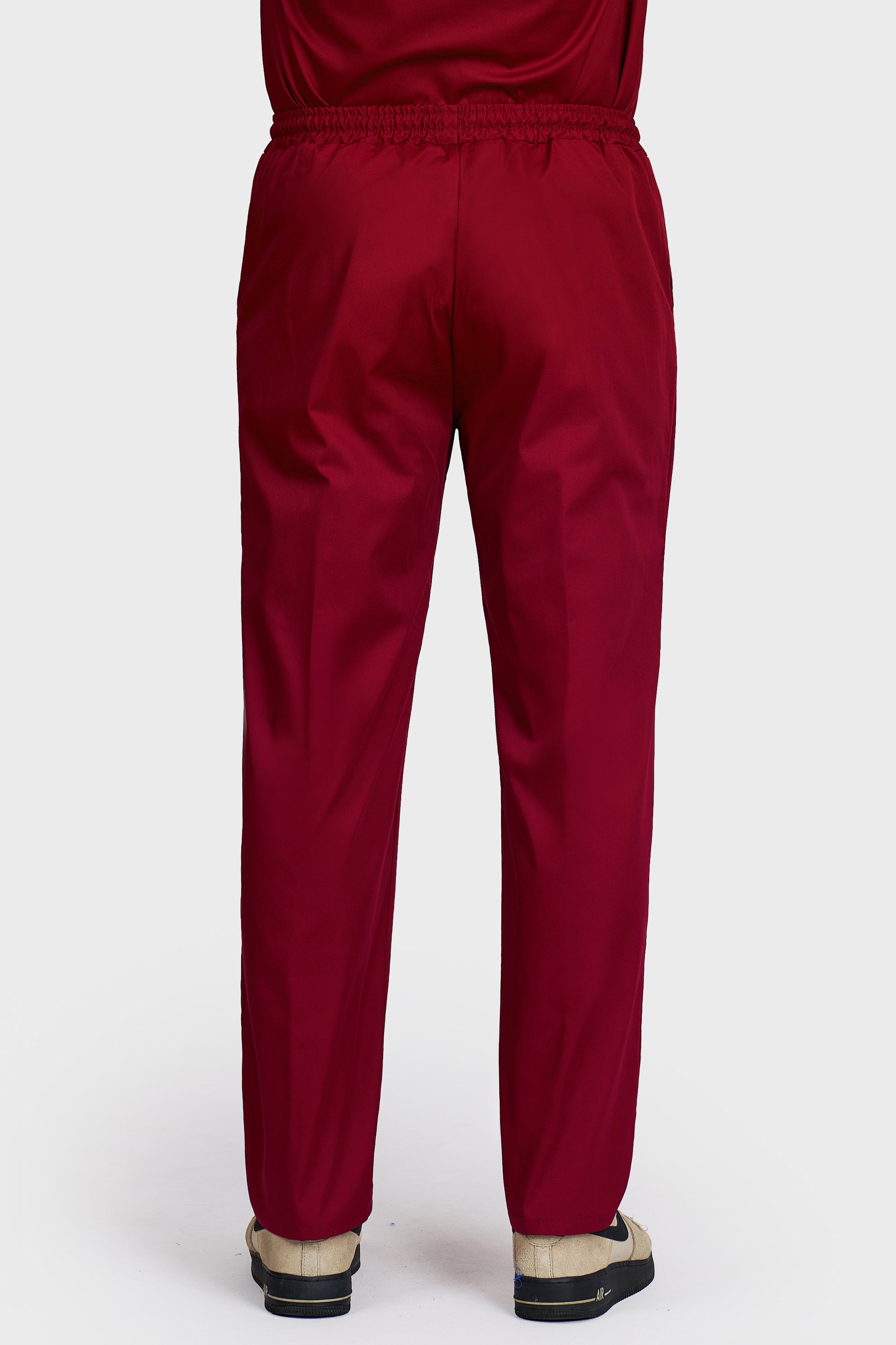 Pantaloni medicali barbati cu elastic si snur bordo - vedere din spate - AKITEX