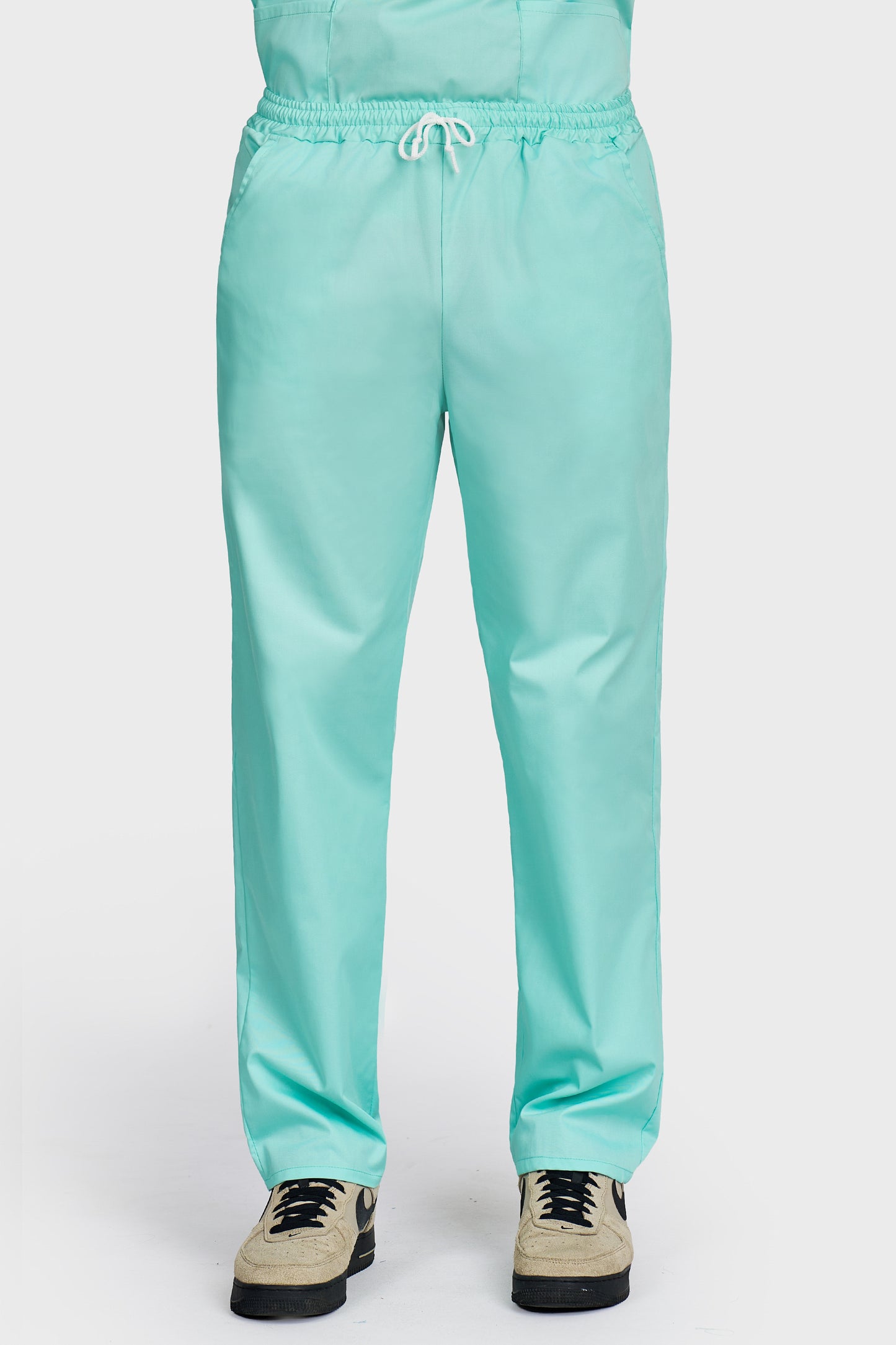 Pantaloni medicali barbati cu elastic si snur menta - vedere din fata - AKITEX