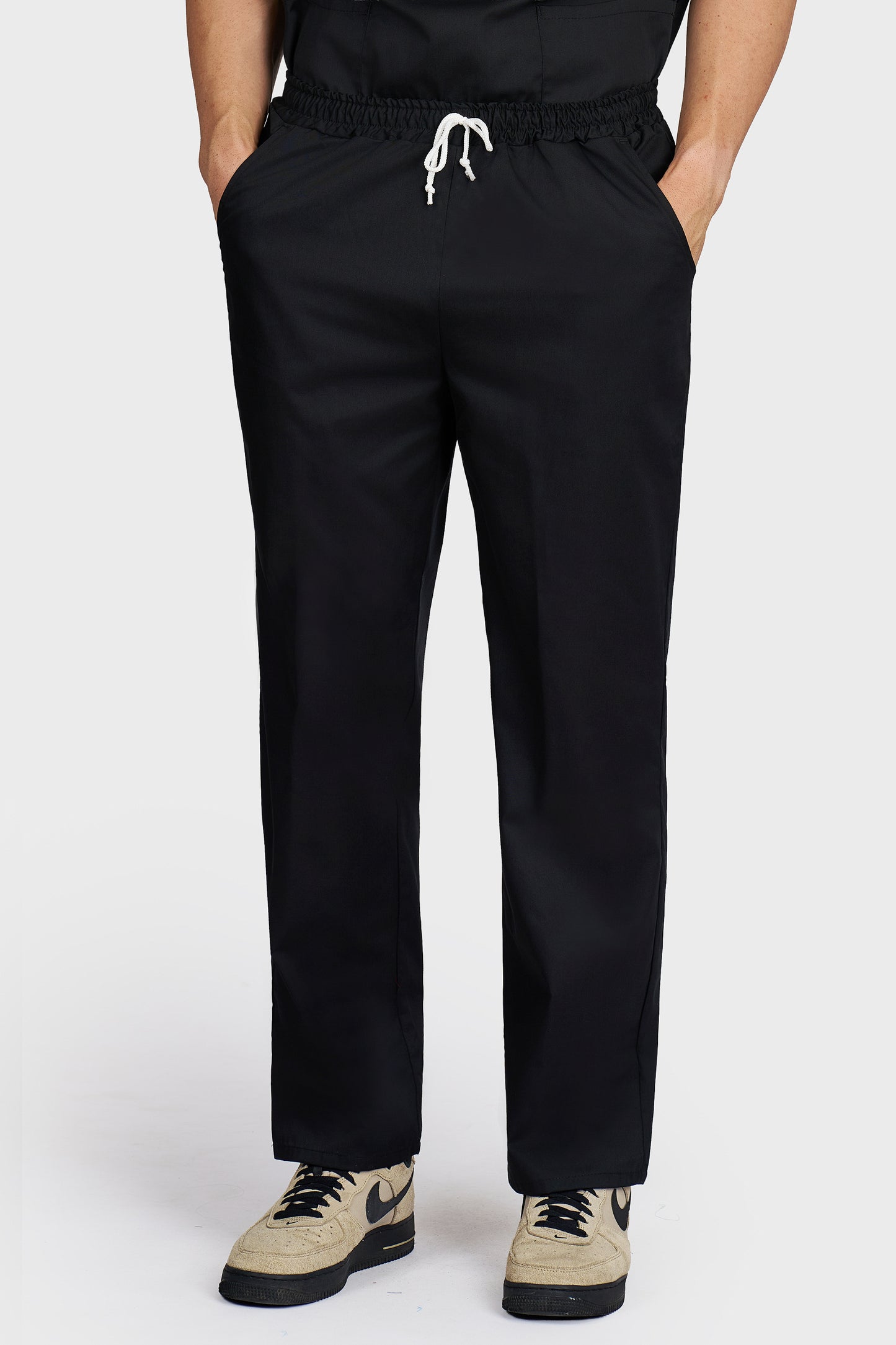 Pantaloni medicali barbati cu elastic si snur negru - vedere din fata - AKITEX