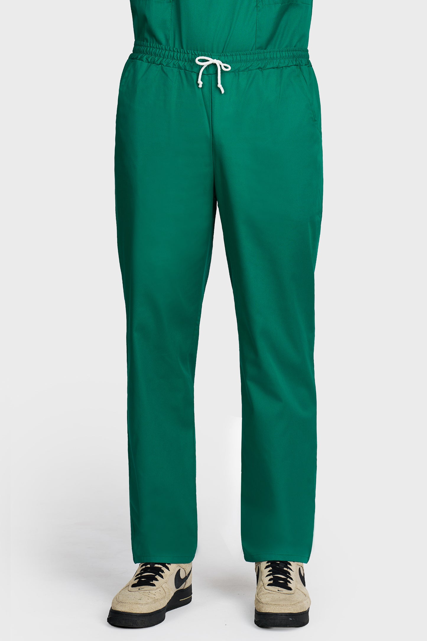Pantaloni medicali barbati cu elastic si snur verde - vedere din fata - AKITEX