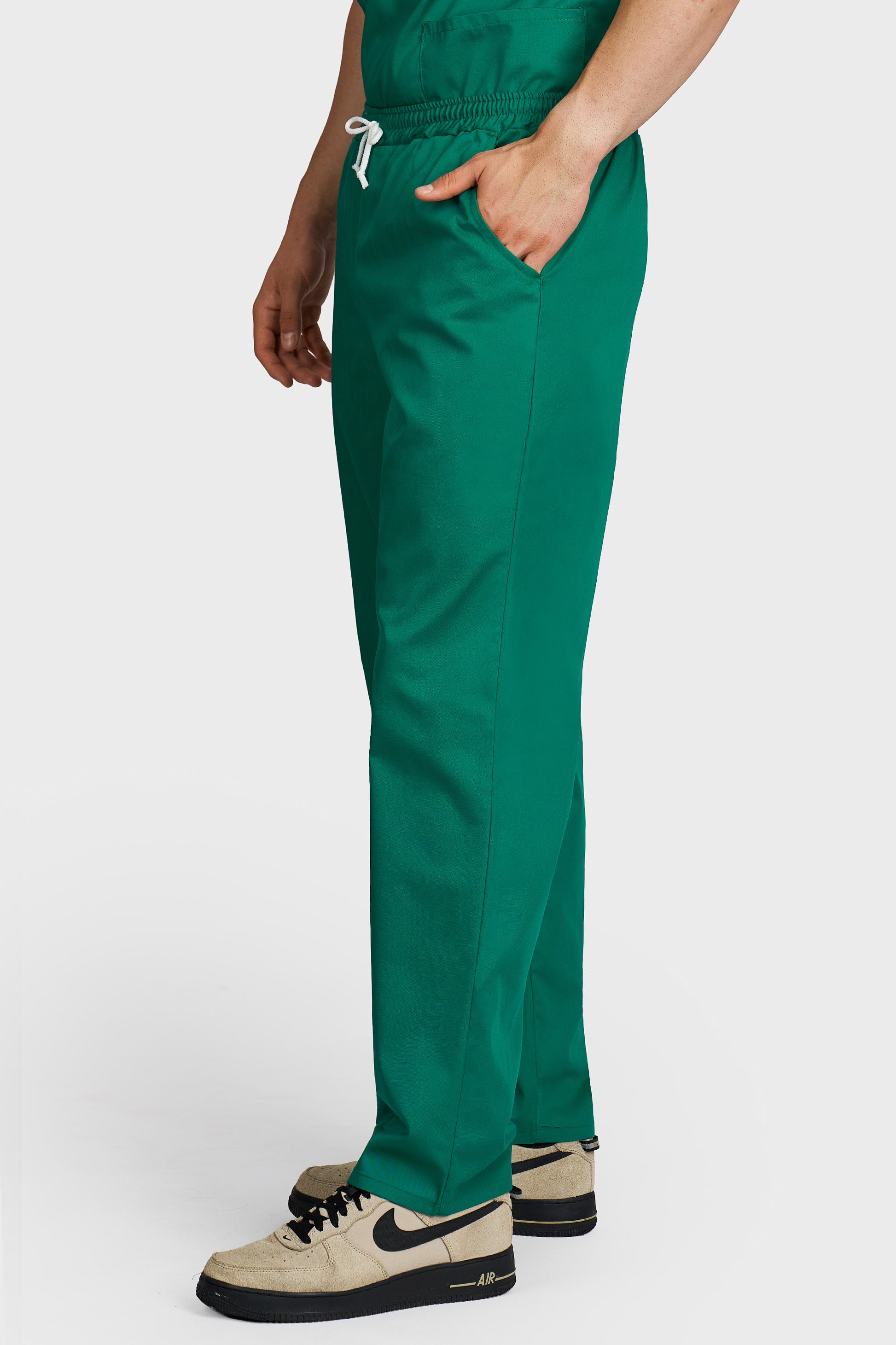 Pantaloni medicali barbati cu elastic si snur verde - vedere laterala - AKITEX