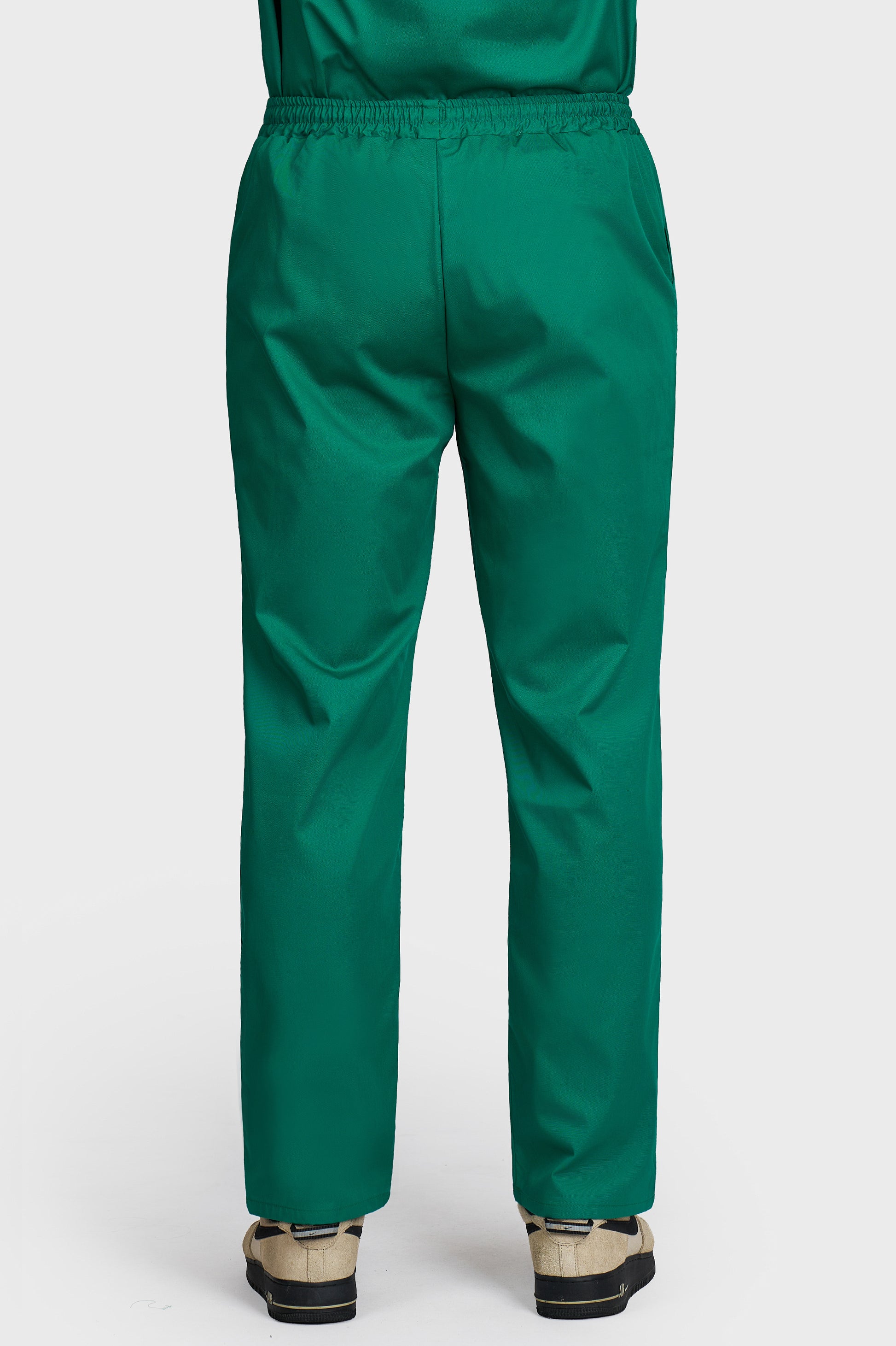Pantaloni medicali barbati cu elastic si snur verde - vedere din spate - AKITEX