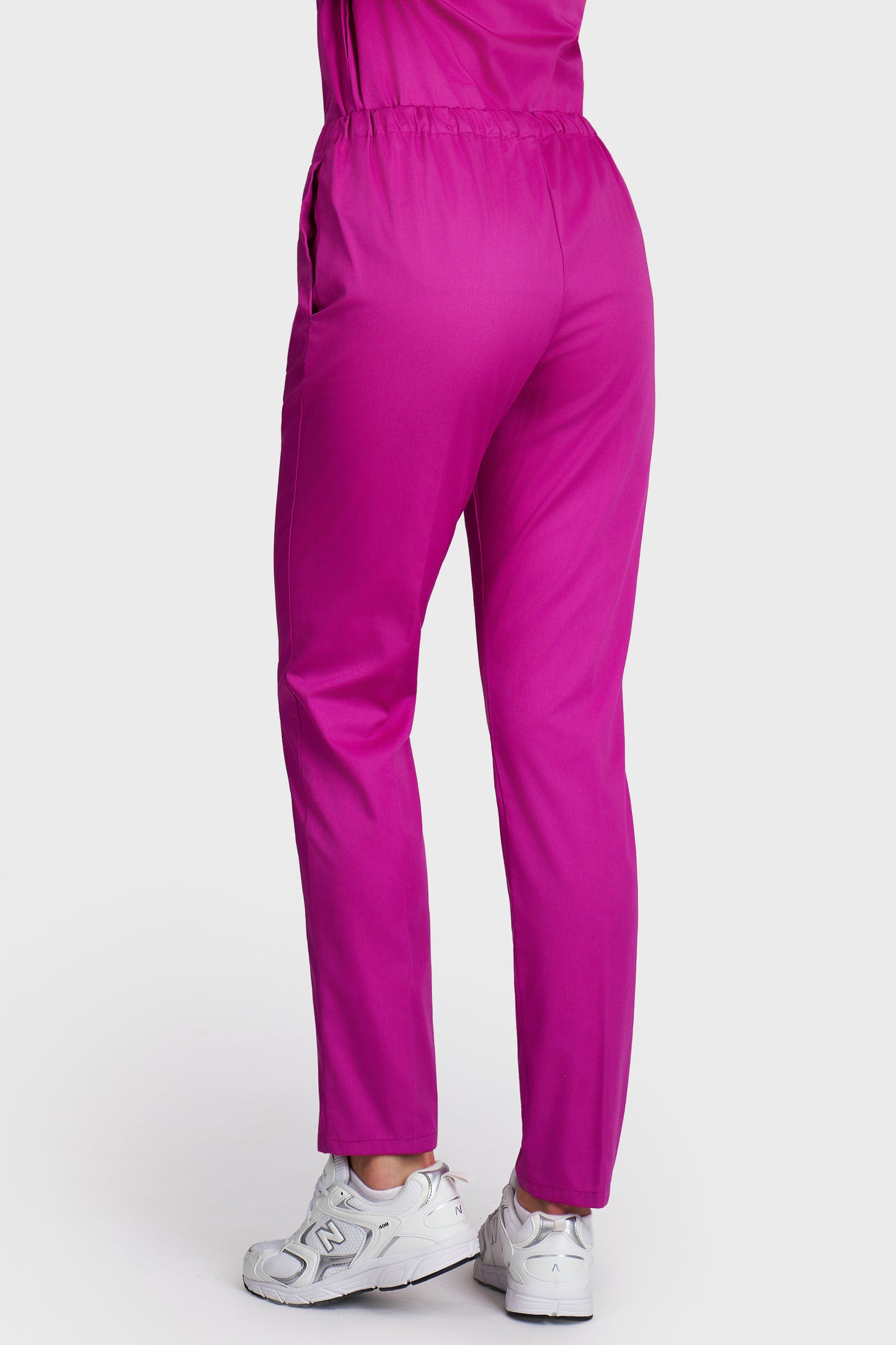 Pantaloni medicali femei Alisa fucsia - vedere din spate - AKITEX