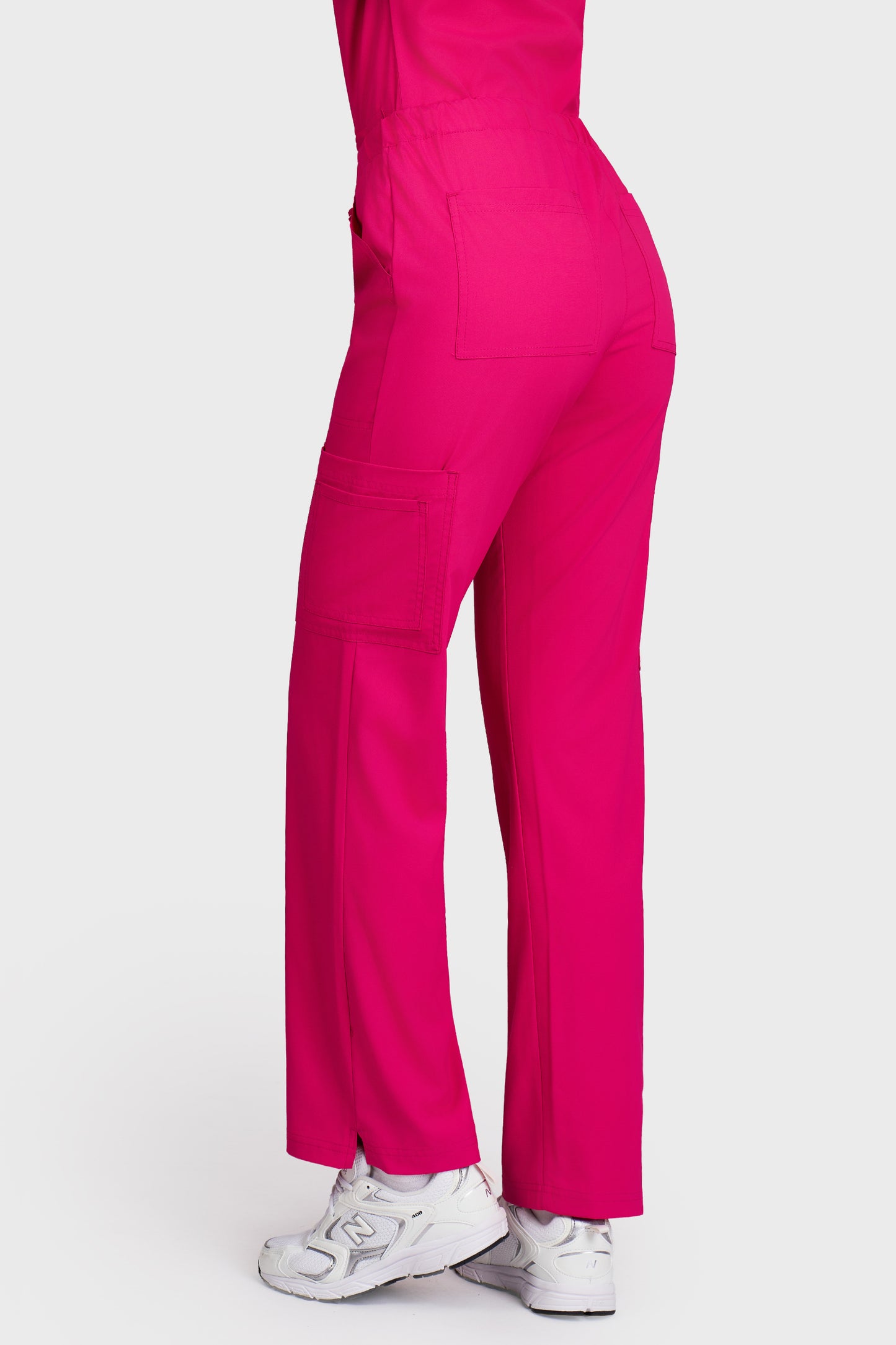 Pantaloni medicali femei Cargo fucsia stretch - vedere din spate - AKITEX