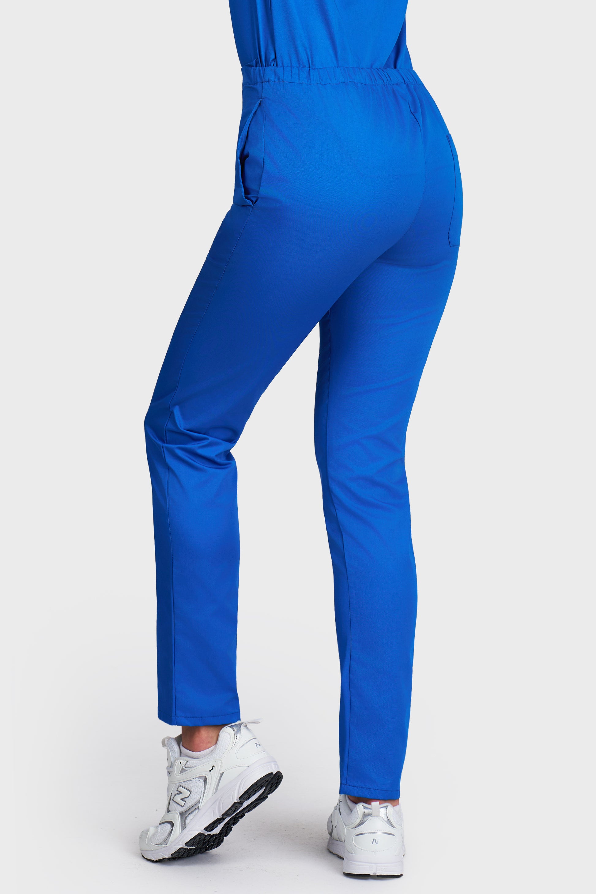 Pantaloni medicali femei cu elastic albastru royal - vedere din spate - AKITEX