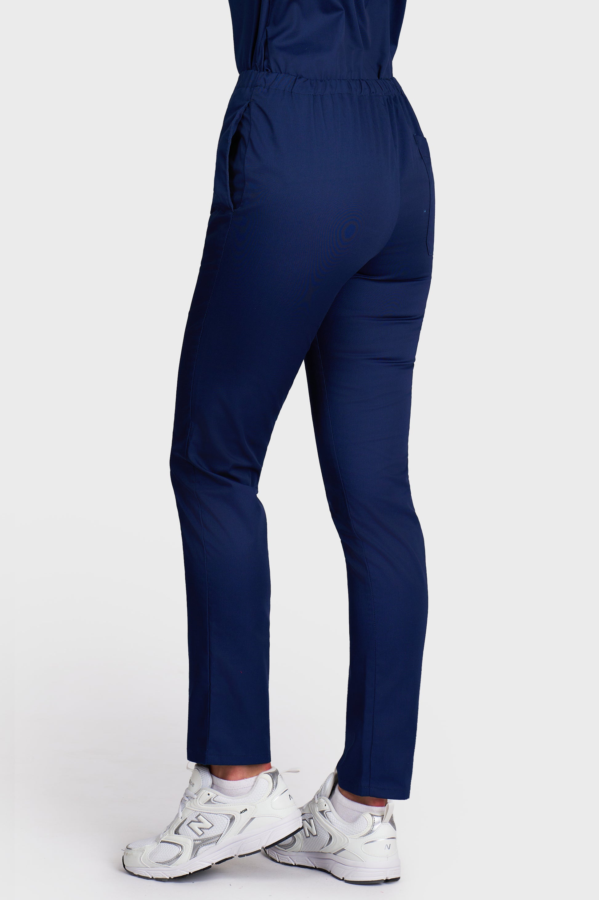Pantaloni medicali femei cu elastic bleumarin - vedere din spate - AKITEX