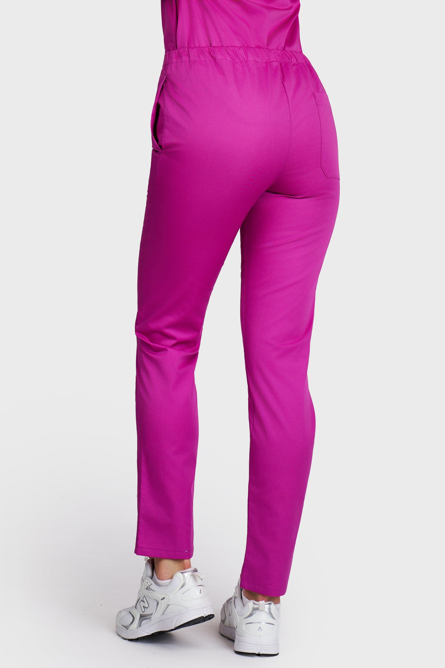 Pantaloni medicali femei cu elastic fucsia - vedere din spate - AKITEX