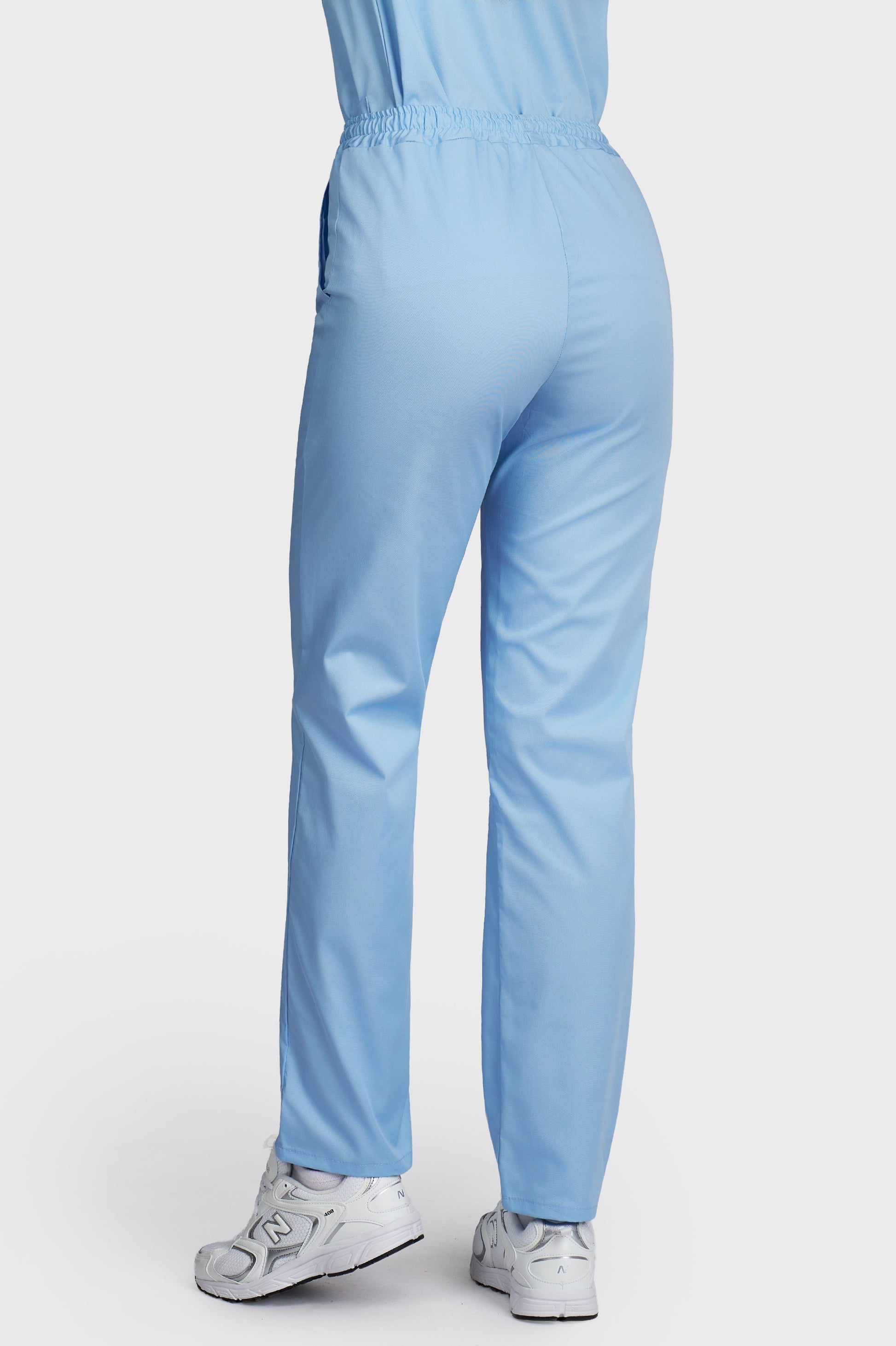 Pantaloni medicali femei cu elastic si snur bleu deschis - vedere din spate - AKITEX