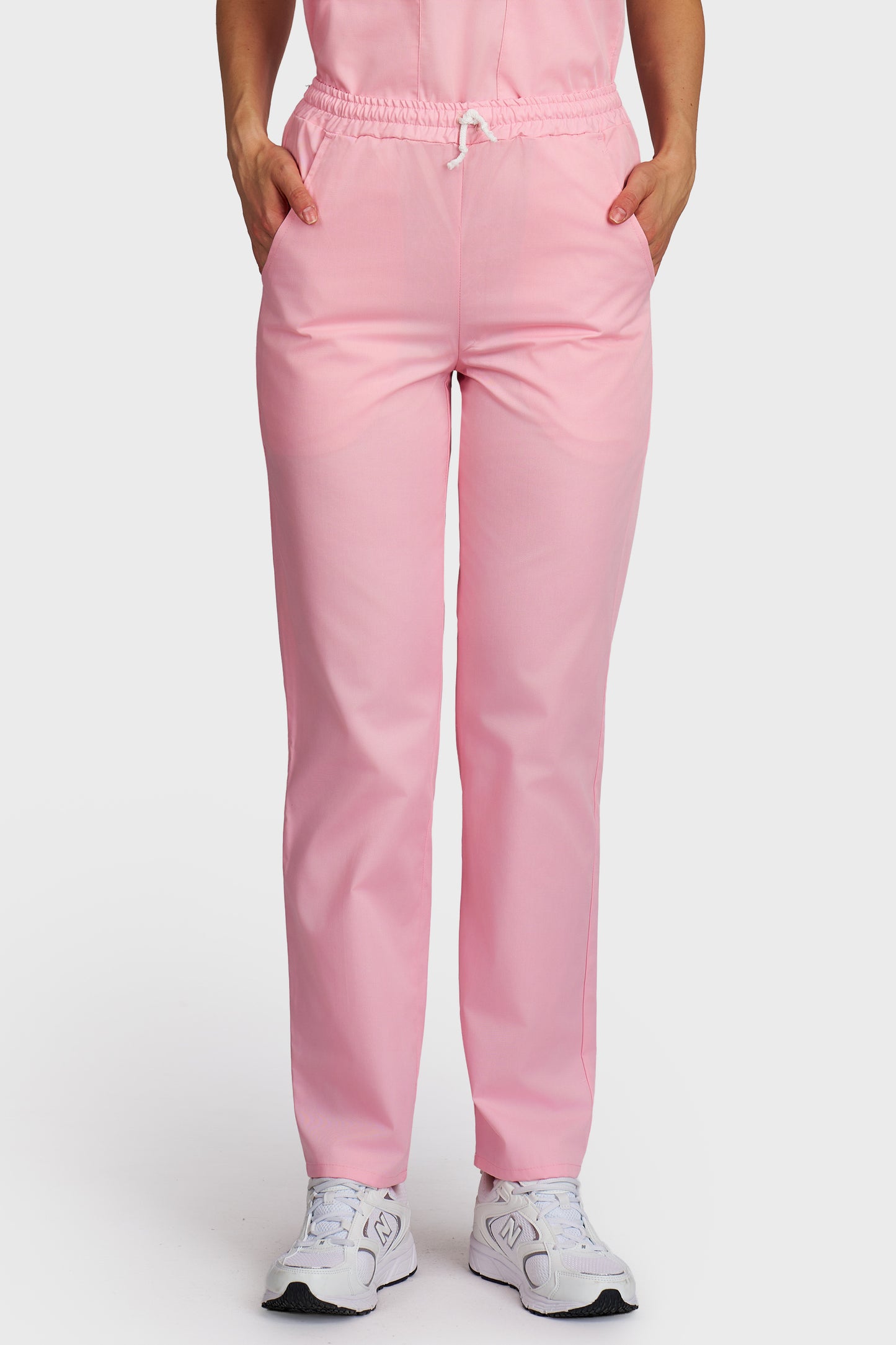 Pantaloni medicali femei cu elastic si snur roz - vedere din fata - AKITEX