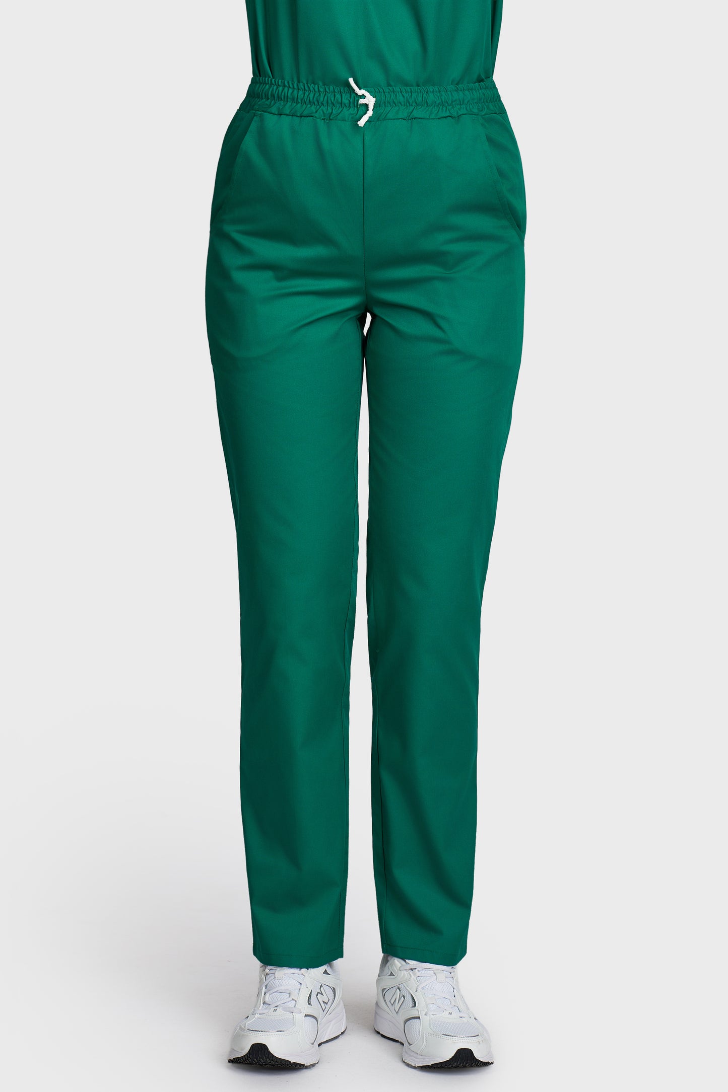 Pantaloni medicali femei cu elastic si snur verde - vedere din fata - AKITEX